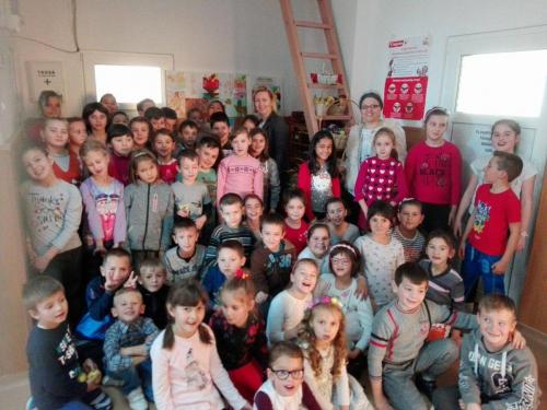 Poza facuta la sarbatorirea festivalului toamnei la Scoala Stremt