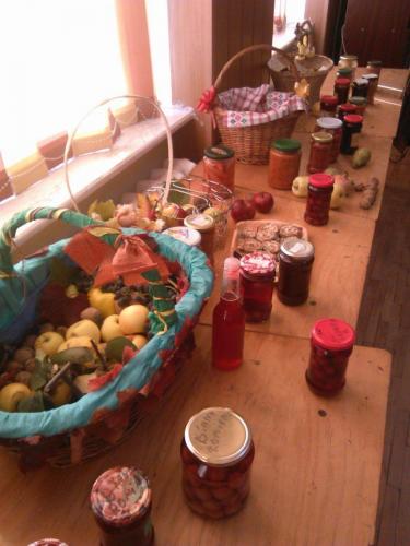 Poza facuta la sarbatorirea festivalului toamnei la Scoala Stremt