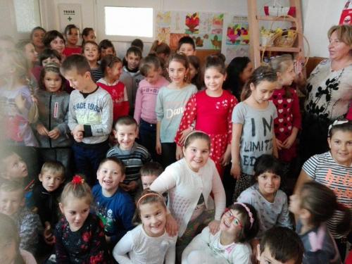 Poza facuta la sarbatorirea festivalului toamnei la Scoala Stremt