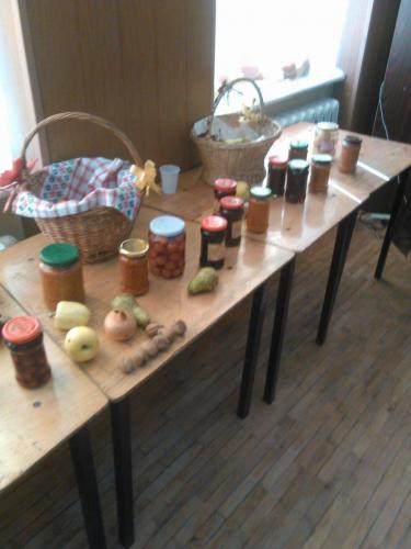 Poza facuta la sarbatorirea festivalului toamnei la Scoala Stremt