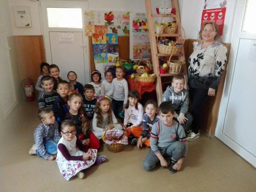 Poza facuta la sarbatorirea festivalului toamnei la Scoala Stremt